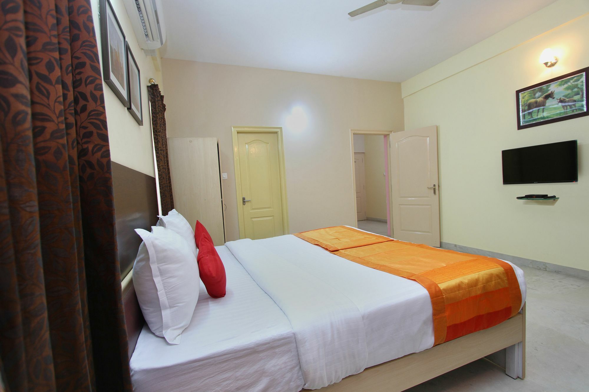 Capital O 5379 The Roy Grand Inns Bangalore Luaran gambar