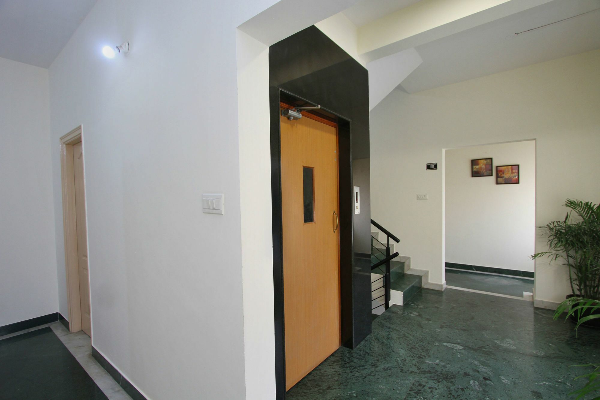 Capital O 5379 The Roy Grand Inns Bangalore Luaran gambar